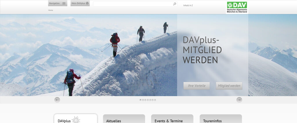 Ausschnitt eines Screenshots der Website www.davplus.de mit einem Header-Bild über die ganze Breite, auf dem Bergsteiger auf einem verschneiten Gipfelrat gehen. Das Foto wirbt für eine Alpenvereins-Migliedschaft.