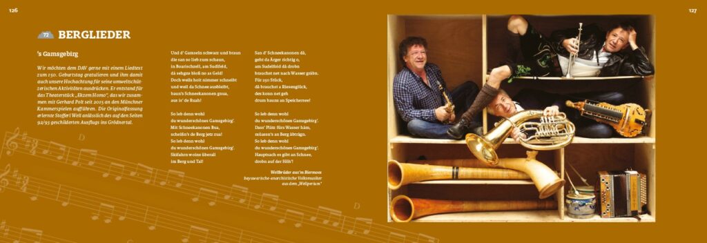 Beispielseite aus dem Buch "150 Bergspitzen" mit dem Titel "Berglieder. Links ist ein Liedtext abgedruckt und rechts ein Foto dreier Musiker mit Musikinstrumenten, die in einem überdimensionalen Regal sitzen und liegen.