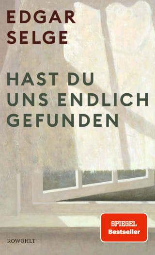 Buchcover von Edgar Selge, "Hast du uns endlich gefunden": Hinter einem lichten Vorhang steht ein Holz-Sprossenfenster halb geöffnet nach draußen.