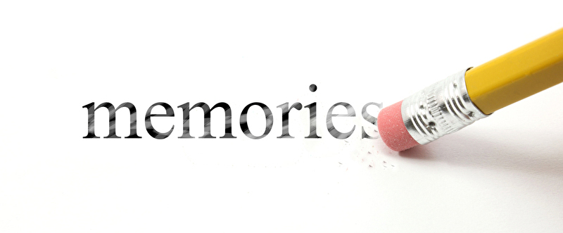 Auf einem weißen Blatt Papier steht das Wort memories, das von einem Bleistift-Radiergummi teilweise ausradiert wird.
