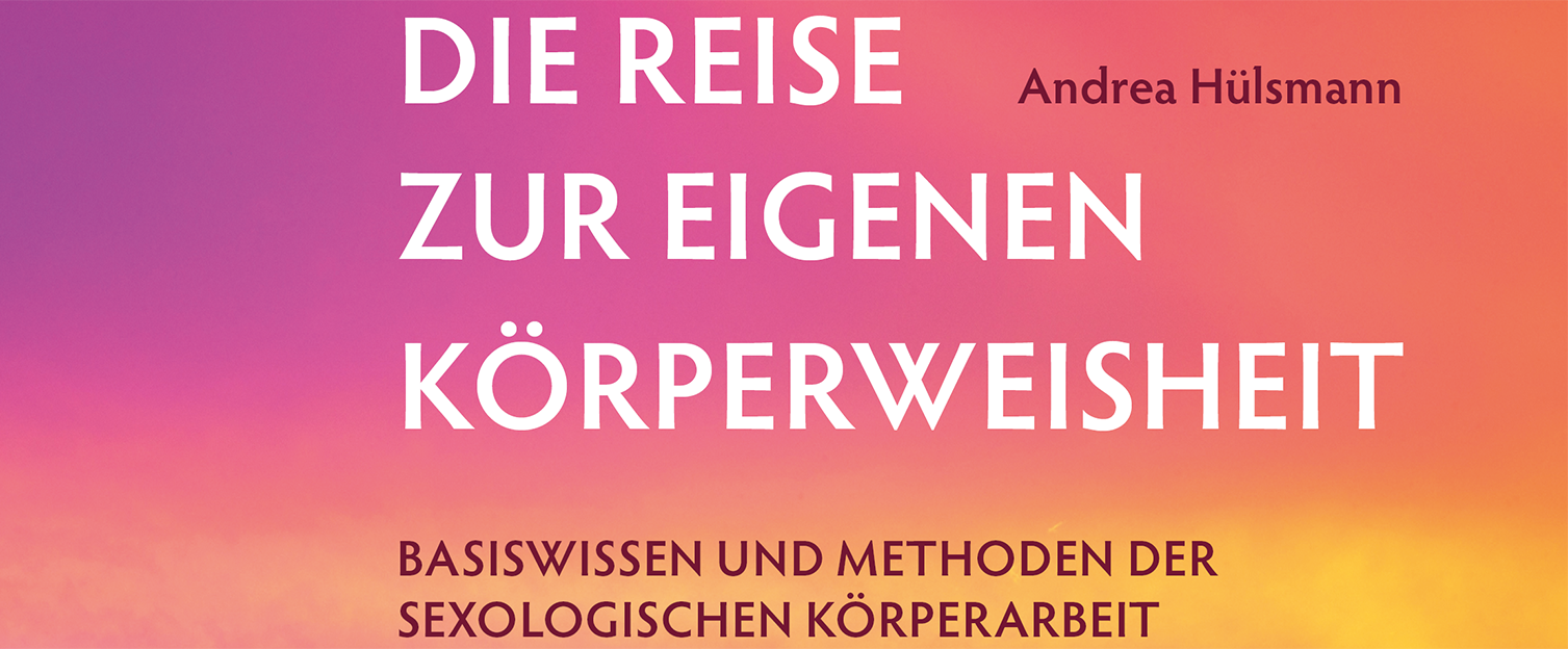 Ausschnitt eines Buchcovers mit dem Titel "Die Reise zur eigenen Körperweisheit" mit Hintergrund in gelb-violetten Sonnenuntergangstönen