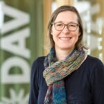 Friederike Kaiser, Leiterin des Alpinen Museums, steht vor einer Glastür