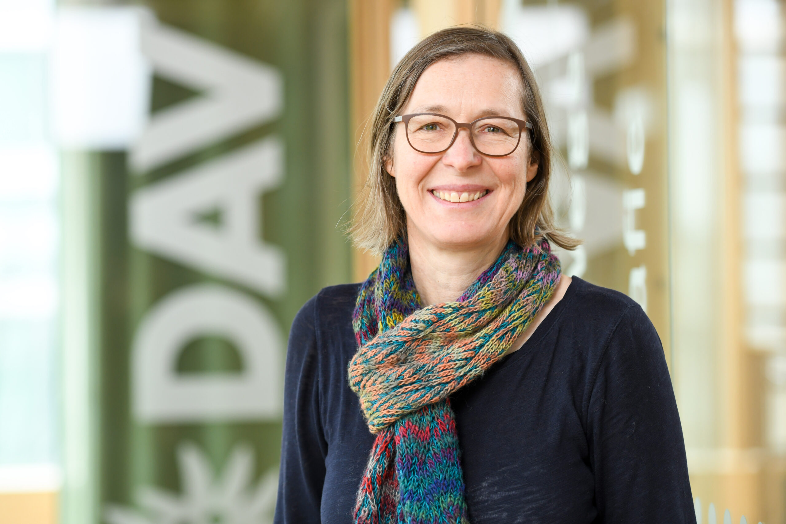 Friederike Kaiser, Leiterin des Alpinen Museums, steht vor einer Glastür