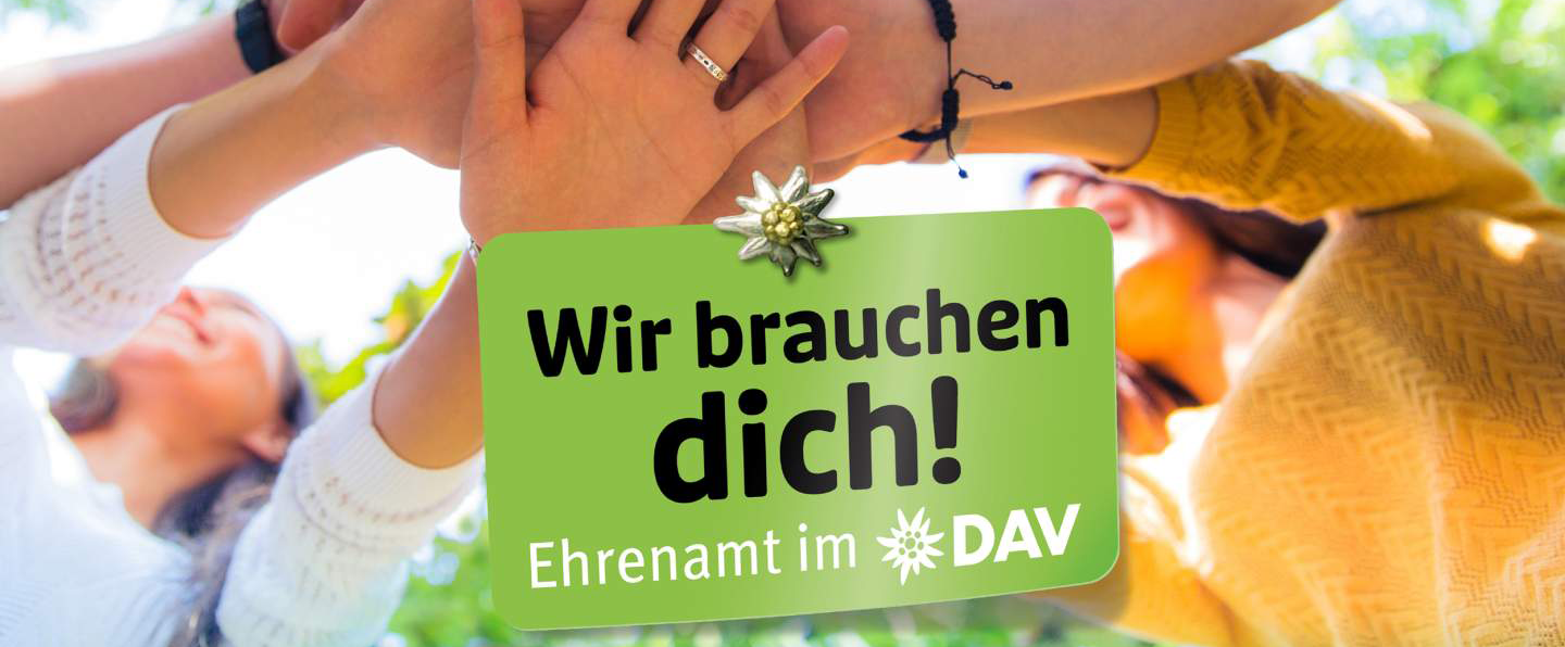 Mehere Händer liegen auf einander, darunter ist ein Schild des Deutschen Alpenvereins abgebildet mit dem Titel "Wir brauchen dich! Ehrenamt im DAV"