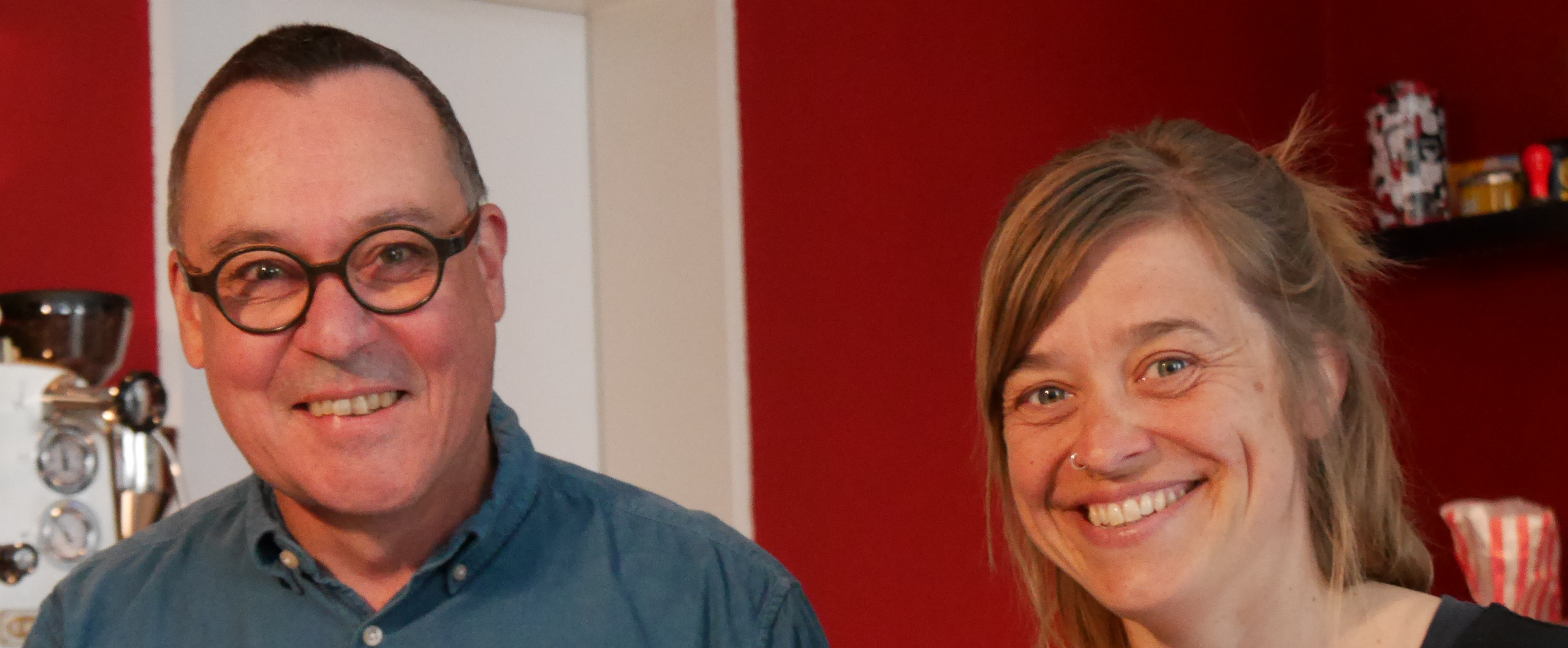 Frank Martin Siefarth und Franziska Kucera des Medienbüros Die Wortstatt sitzen nebeneinander und schauen in die Kamera